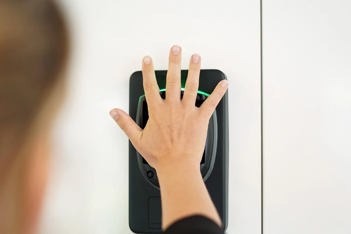 Toegangscontrole systeem met handpalmherkenning - Recogtech